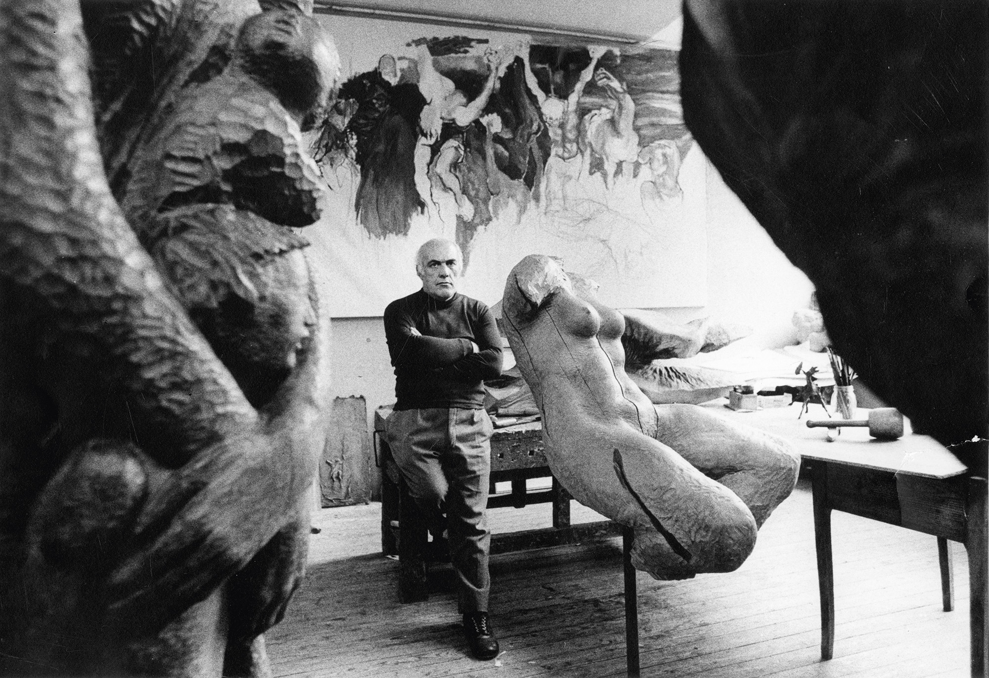 Murer nel suo studio di Falcade - 1971
