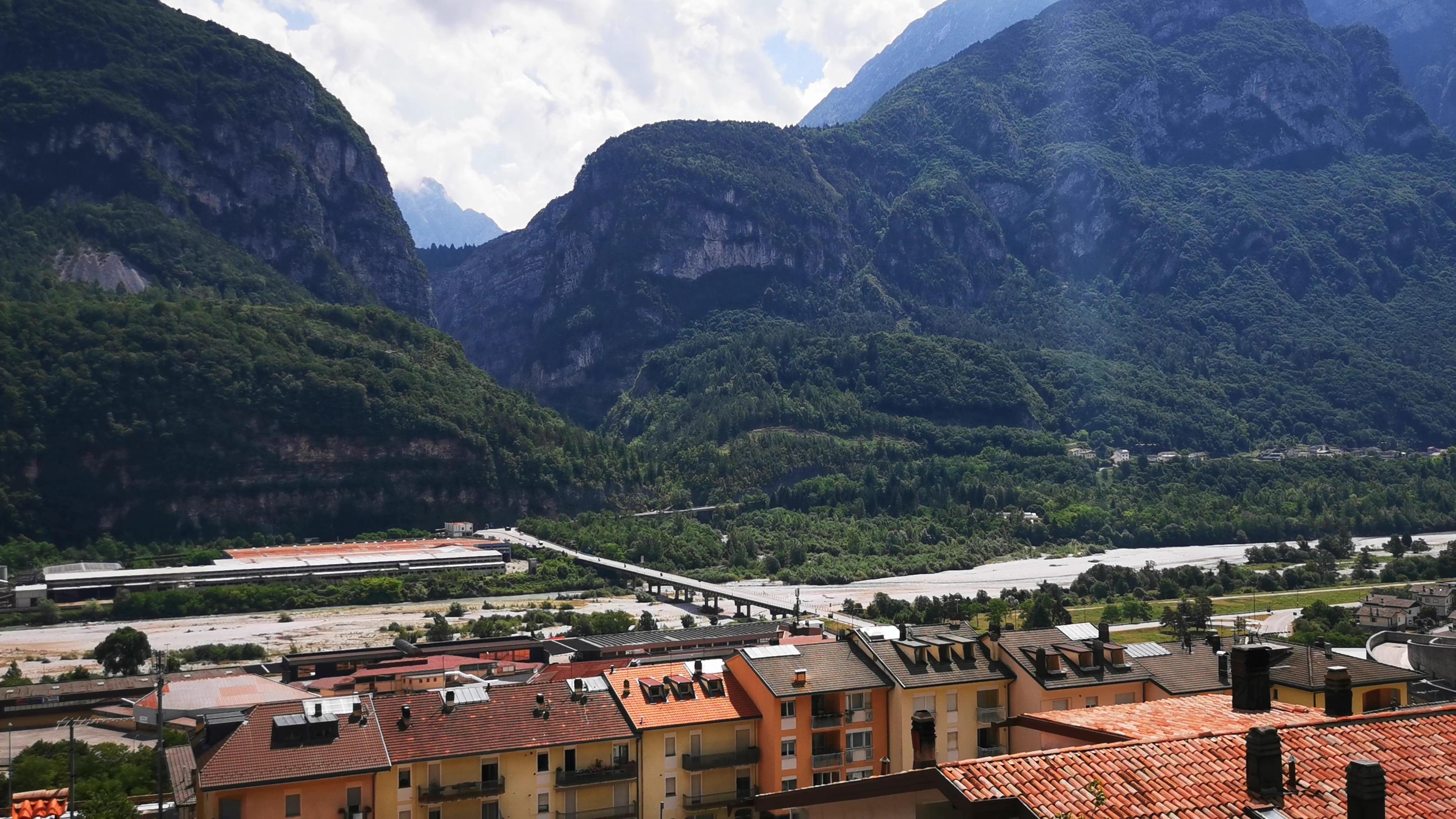 Longarone vista dall'alto - Longarone Fiere Dolomiti e imboccatira della valle del Vajont
