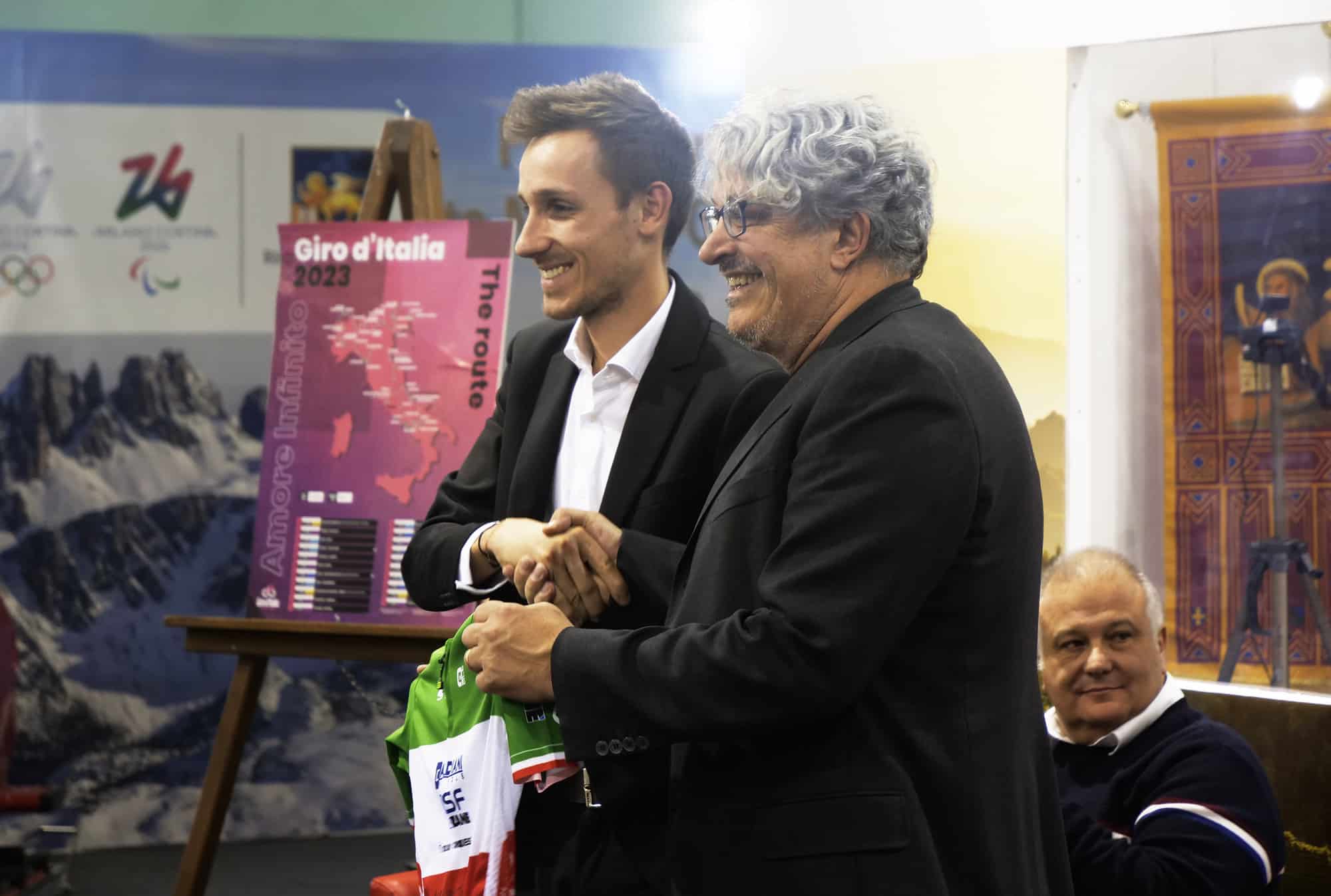 Filippo Zana regala la maglia al presidente di Longarone Fiere Dolomiti - MIG 2023 stand Regione Veneto